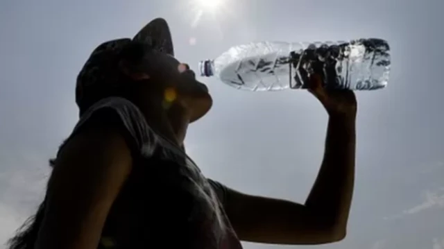 পানি খাচ্ছেন এক নারী