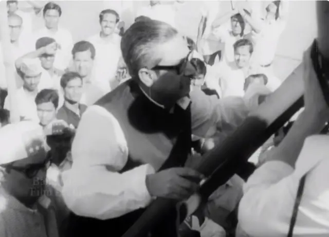 ভাষণ দেয়ার জন্য মঞ্চে উঠছেন শেখ মুজিবুর রহমান।