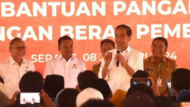 Presiden Joko Widodo (kedua kanan) bersama Menteri Perdagangan Zulkifli Hasan (kiri) dan Dirut Perum Bulog Bayu Krisnamurthi (kedua kiri) dan Pj Gubernur Banten Al Muktabar (kanan) berdialog dengan warga penerima manfaat saat meninjau penyaluran bantuan pangan beras di Serang, Banten, Senin (8/12/2024).