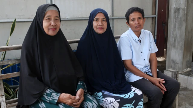 Diah Eka Sari atau Sari (kiri) didampingi adik keduanya Dian Koestyarini atau Dian (tengah), dan adik ketiganya Pangestu Murwandani atau Ani (kanan).