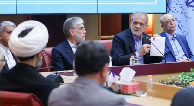 مسعود پزشکیان،‌ رئیس جمهور ایران در مراسم معارفه حسین سیمایی صراف، وزیر جدید علوم،‌ تحقیقات و فناوری (نفر سوم از راست) دستور به بازگرداندن دانشجویان و اساتید اخراجی را به طور علنی اعلام کرد