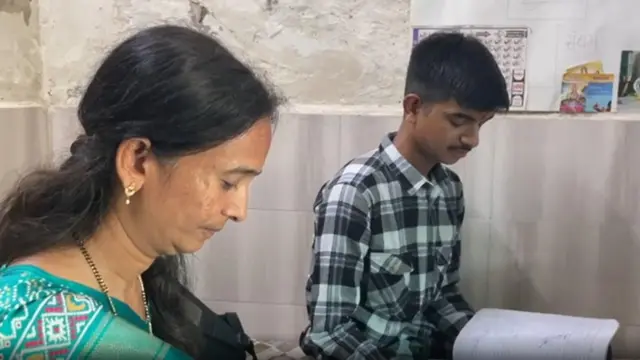 Rajkot : એક રૂમમાં રહેતા પરિવાર વચ્ચે અભ્યાસ કરીને 99.99 PR લાવનાર વિદ્યાર્થીની કહાણી