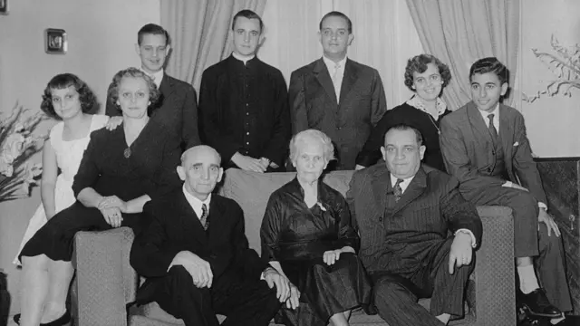 Jorge Mario Bergoglio con sus padres, abuelos y hermanos.