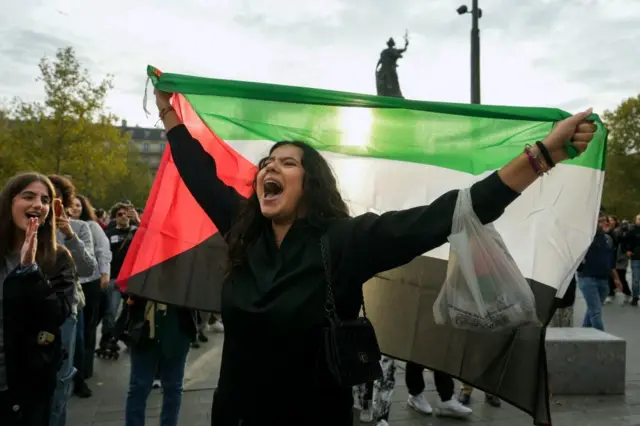 फ्रांस के पेरिस में फ़लस्तीन समर्थकों का विरोध प्रदर्शन