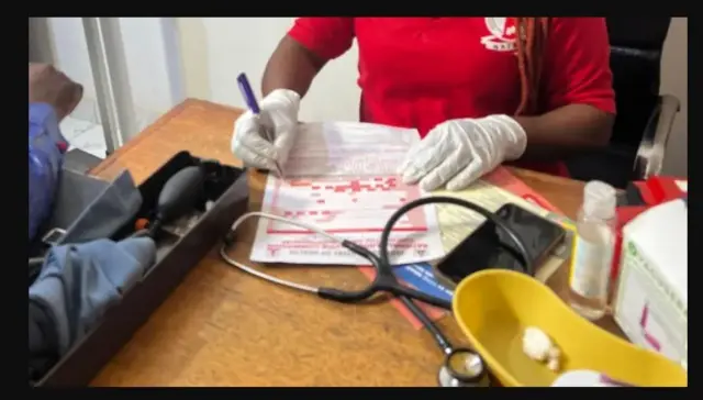 Aworan oṣiṣẹ ilera to n kọwe lọsibitu