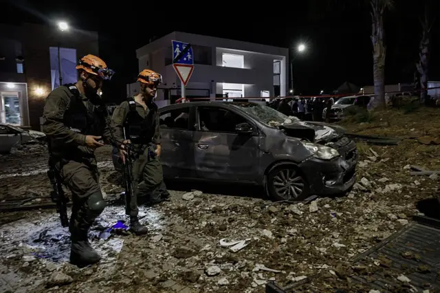 
இரான் தாக்குதலால் இஸ்ரேலில் சேதமடைந்த கார்
