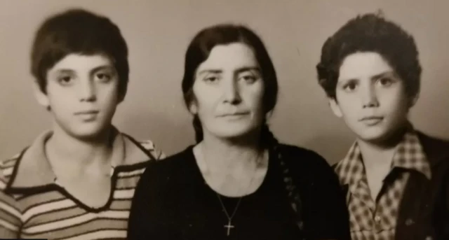 अपनी मां और भाई के साथ ईद हदाद (बाएं)