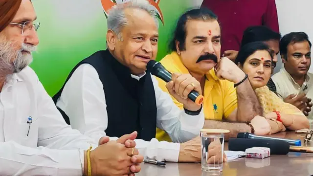 प्रेस कॉन्फ्रेंस करते अशोक गहलोत