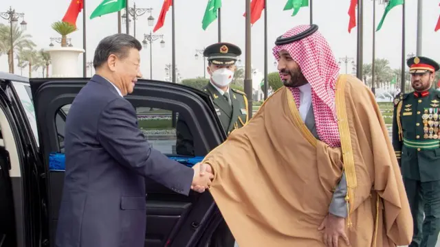 রিয়াদে চীনা প্রেসিডেন্ট শি জিনপিংকে অভিনন্দন জানাচ্ছেন সৌদি যুবরাজ মোহামেদ বিন সালমান, ডিসেম্বর ২০২২