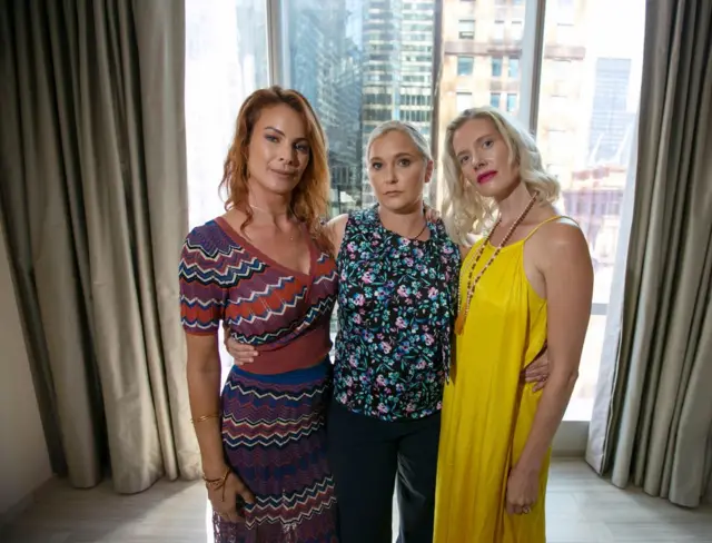 Las víctimas de Jeffrey Epstein, de izquierda a derecha, Sarah Ransome, Virginia Roberts Giuffre y Marijke Chartouni en 2019.
