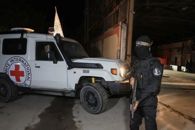 مركبات الصليب الأحمر تنقل جثث رهائن بعد أن سلمتهم حماس كجزء من وقف إطلاق النار في مدينة غزة، 14 أكتوبر/تشرين الأول 2025.