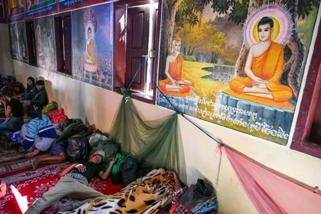 شهروندان تایلندی پس از انتقال از مناطق درگیری در امتداد مرز کامبوج و تایلند، در داخل معبدی در ولایت سیم ریپ تایلند استراحت می‌کنند. ۹ دسامبر ۲۰۲۵
