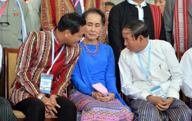 နေပြည်တော်မှာ ကျင်းပတဲ့ ငြိမ်းချမ်းရေးညီလာခံမှာ ဒေါ်အောင်ဆန်းစုကြည်၊သမ္မတတို့င်တွေ့ရတဲ့ ဦးဟင်နရီယူ 