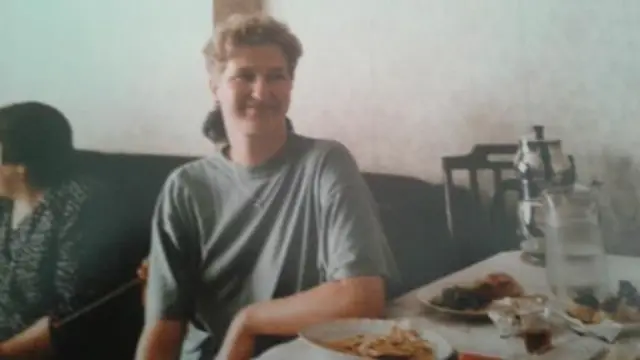 Carina bir yemek masasında oturmuş