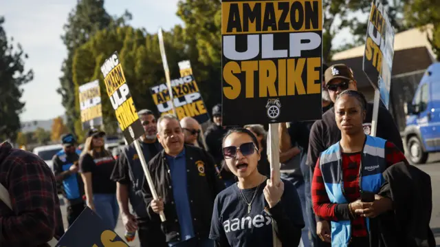Пикет бастующих работников американской корпорации Amazon в Калифорнии в защиту прав трудящихся 