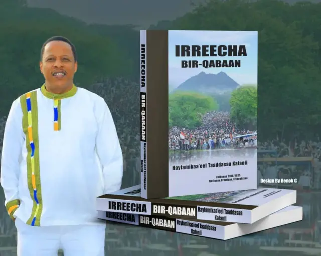 Barsiisaa Haayilemikaa'el Taaddasaa kitaaba haaraa Irreecha irratti barreessan