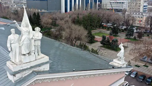 Detalles de estilo soviético sobre el edificio del Teatro de Ópera de Bishkek.