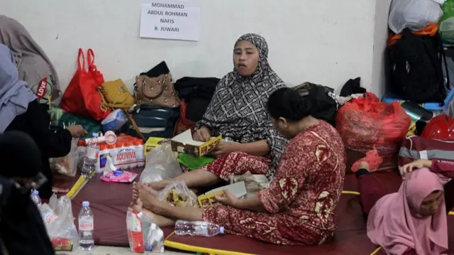 Keluarga korban bangunan mushalla ambruk menunggu informasi terbaru dan perkembangannya di Pondok Pesantren (Ponpes) Al Khoziny di Kecamatan Buduran, Sidoarjo, Jawa Timur, Senin (6/10/2025).