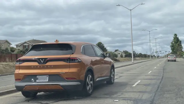 Xe Vinfast VF8 trên đường vùng Vịnh San Francisco