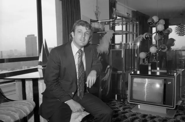 Trump gençlik yıllarında, bir televizyonun yanında poz veriyor