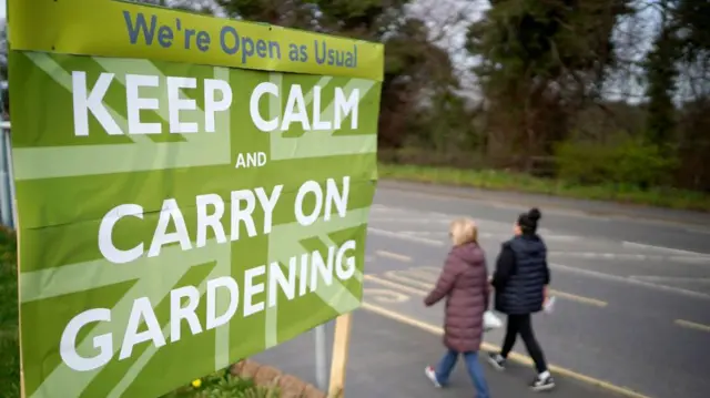Cartel que dice Mantén la Calma y Sigue haciendo Jardinería