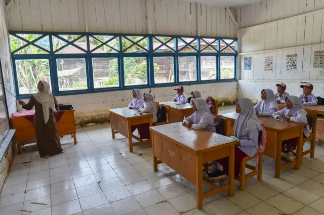 Guru mengajar di kelas IV dan V SDN 226/III Renah Kasah, Kerinci, Jambi, Senin (10/8/2026). Sekolah yang hanya memiliki tiga ruang belajar dengan 38 siswa tersebut merupakan sekolah satu-satunya di desa itu sehinga para lulusannya harus keluar desa untuk melanjutkan pendidikan ke jenjang yang lebih tinggi. 