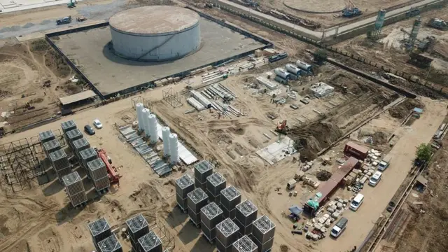 ၂၀၂၁ အာဏာသိမ်းစအချိန်မှာ ရန်ကုန်မြို့က LNG သဘာဝဓာတ်ငွေ့ရည်သုံး သီလဝါ ဓာတ်အားပေးစက်ရုံ စီမံကိန်းဖော်ဆောင်နေတဲ့မြင်ကွင်း 