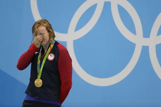 Ledecky con la mano tapándose el rostro en el podio