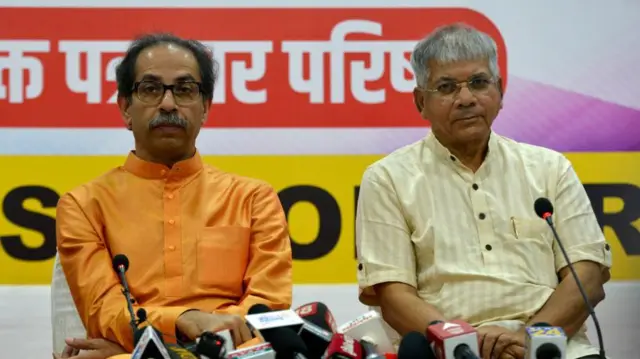 प्रकाश आंबेडकरांनी उद्धव ठाकरेंच्या शिवसेनेसोबत काही काळ युती केली.