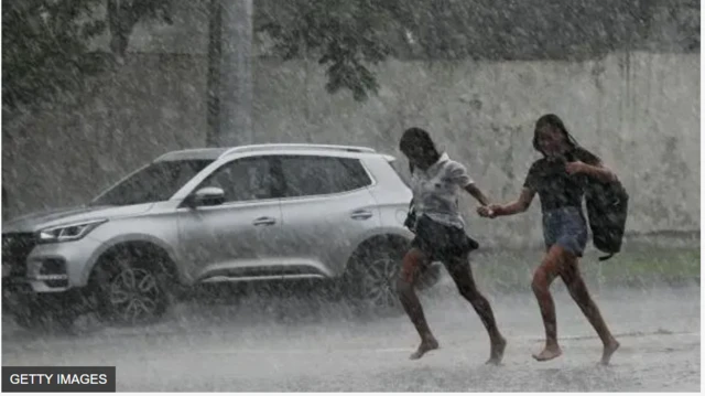 Awọn obìnrin meji ninu ojo