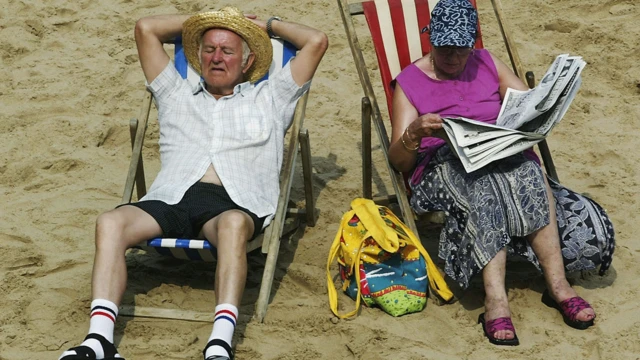 una pareja asoleándose en la playa