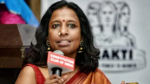 அடர் சிவப்பு நிற லிப்ஸ்டிக், பெண்ணுடல்