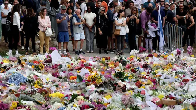 مراسم یادبود از قربانیان
