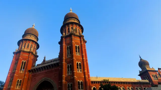 நீதிமன்றங்களில் காந்தி, திருவள்ளுவர் தவிர பிற படங்களை வைக்கத் தடை - சாதிய உள்நோக்கம் கொண்ட அறிவிப்பா?