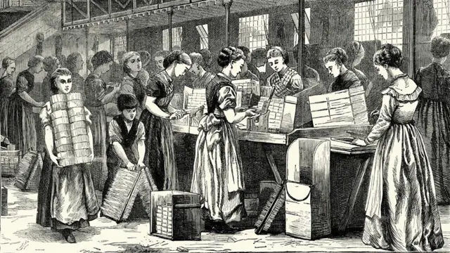 في القرن التاسع عشر، أصبح من الشائع توظيف النساء والأطفال للعمل في المصانع. قبل الثورة الصناعية، كانت جميع النساء تعملن باستثناء أغنى النساء.