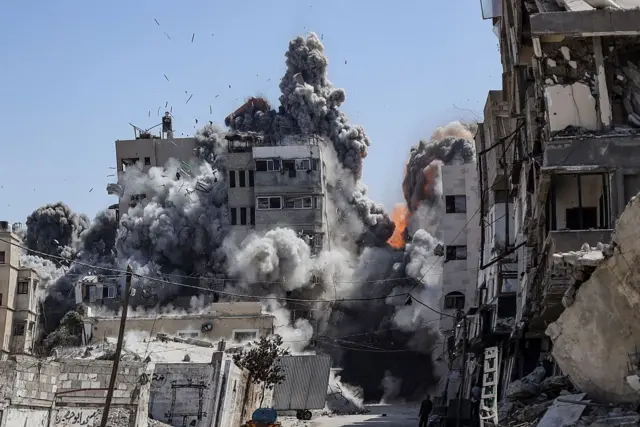 গাজায় কতগুলো ভবন থেকে থেকে ধোঁয়া উড়ছে