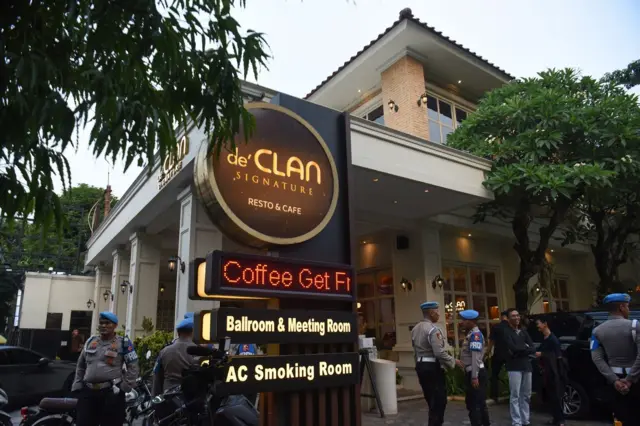 Tim Kortas Tipikor Polri dan Polda Metro Jaya menggeledah kafe dan money changer di kawasan Cipete, Jakarta Selatan untuk penyidikan dugaan kasus korupsi pasokan batu bara yang melibatkan PT PLN (Persero), PT Asabri (Persero), dan PT Krakatau Steel, dimana ketiga kasus tersebut menyangkut pemadaman listrik (blackout) di bawah pengelolaan PT PLN (Persero), kasus dugaan korupsi Asabri dan Jiwasraya tahun 2020-2025, dan dugaan pencucian uang dalam proses penyelesaian utang PT CBS kepada PT KNI.