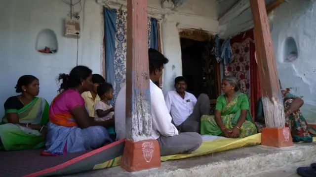 ஹைதராபாத்: இறுதி ஊர்வலத்திற்கு பறை வாசிக்காத தலித் குடும்பத்தை ஒதுக்கி வைத்த கிராமம் : உண்மையில் நடந்தது என்ன? 