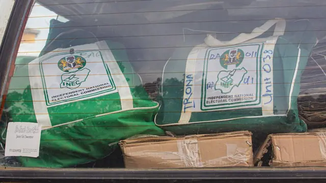Baagi meji alawọ ewe to kun fun iwe idibo