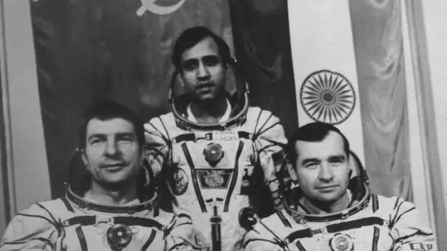 అంతరిక్ష యానం చేసిన బృందం