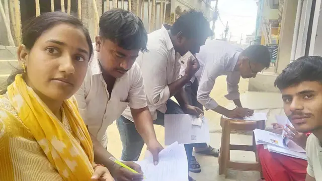 সব ভোটারকেই একটি ফর্ম পূরণ করতে হচ্ছে, জমা দিতে হচ্ছে নথি