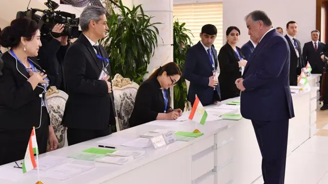 آغاز رای‌گیری در تاجیکستان زیر سایه تحریم احزاب مخالف امامعلی رحمان