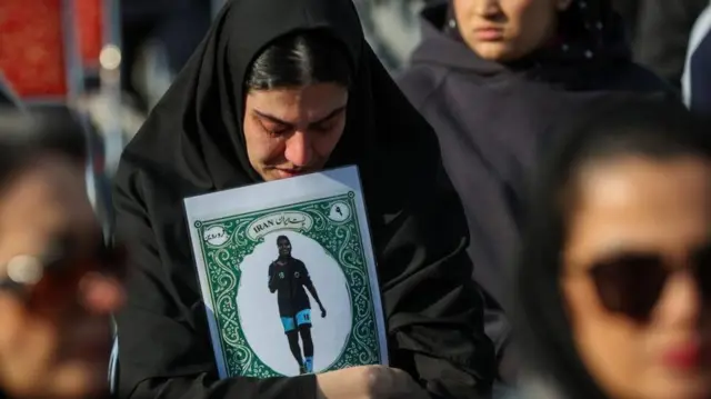 مشایعتکنندگان با عکسی ملیکا محمدی در دست
