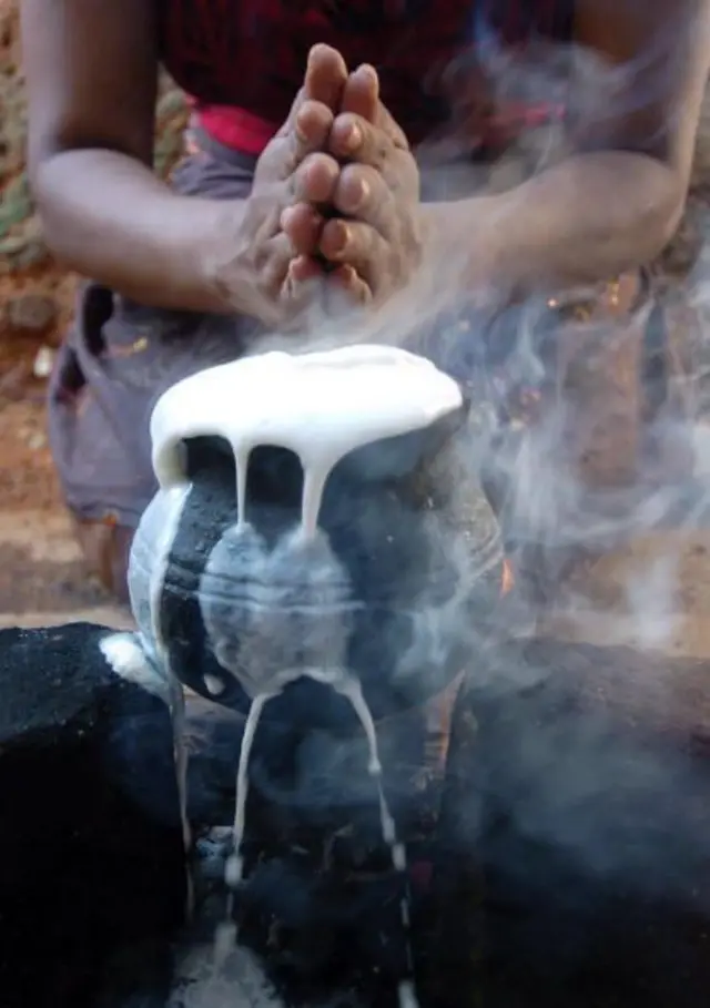 "වර්තමානයේ අපි සමරන අලුත් අවුරුද්ද සූර්ය කේන්ද්‍රීය උත්සවයක්. නමුත් මේ සූර්ය කේන්ද්‍රීය අවුරුදු සැමරුම අනුරාධපුර, පොළොන්නරුව, දඹදෙණිය, ගඟ සිරිපුර යන කිසිම රාජධානි කාලයක දකින්න ලැබෙන්නේ නැ. මුලින්ම මේ සූර්ය කේන්ද්‍රීය අවුරුදු සැමරුම පැවැත්වූවා කියන මූලාශ්‍ර අපට හමුවන්නේ කෝට්ටේ යුගයේ සයවන පරාක්‍රමබාහු රජු සමයේදීයි."