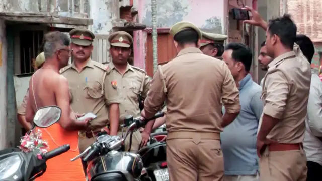पुलिसकर्मी जांच करते हुए