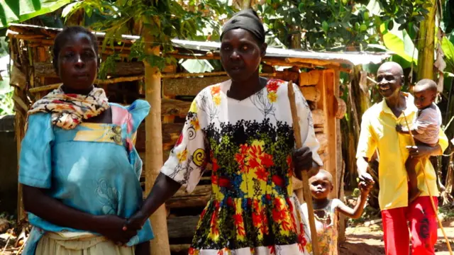 Obinrin meji ti wọn ni ipenija oju n mu ara wọn lọwọ.