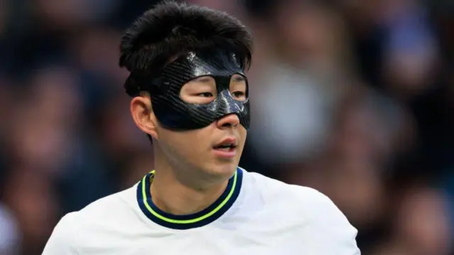 سون هیونگ مین، مهاجم تاتنهام، در بازی دور سوم جام حذفی انگلیس مقابل پورتموث ماسک زد. صورت او در دیدار مقابل مارسی در لیگ قهرمانان اروپا آسیب دیده بود.