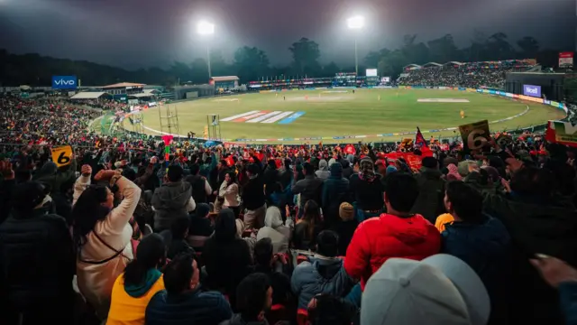 क्रिकेट हेर्न जम्मा भएका प्रशंसकहरू