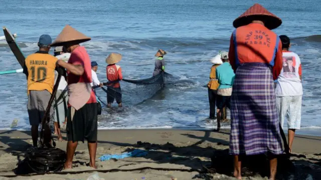 Hasil tangkapan nelayan di Desa Bandungjarjo, Kecamatan Donorojo, Jepara, Jawa Tengah turun drastis setelah kapal isap mengeruk pasir laut di sana pada tahun lalu. 