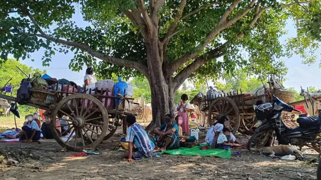 ရေဦးနဲ့ဒီပဲယင်းမှာ စစ်တပ်စစ်ကြောင်းကြောင့် ကျေးရွာဒါဇင်နဲ့ချီက ဒေသခံတွေထွက်ပြေးနေရ 